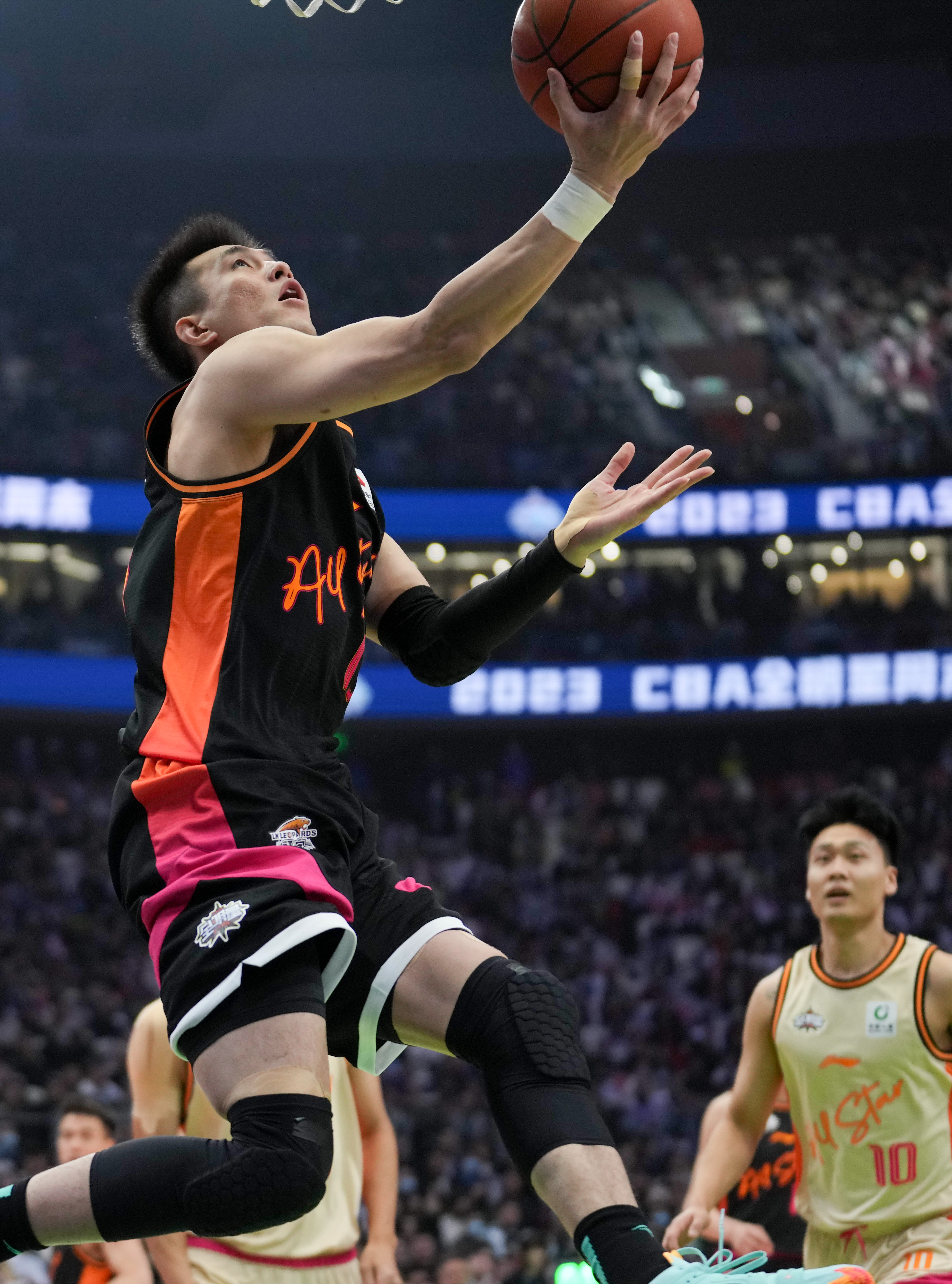 国内篮球精彩对决开响，球员表现出色的简单介绍