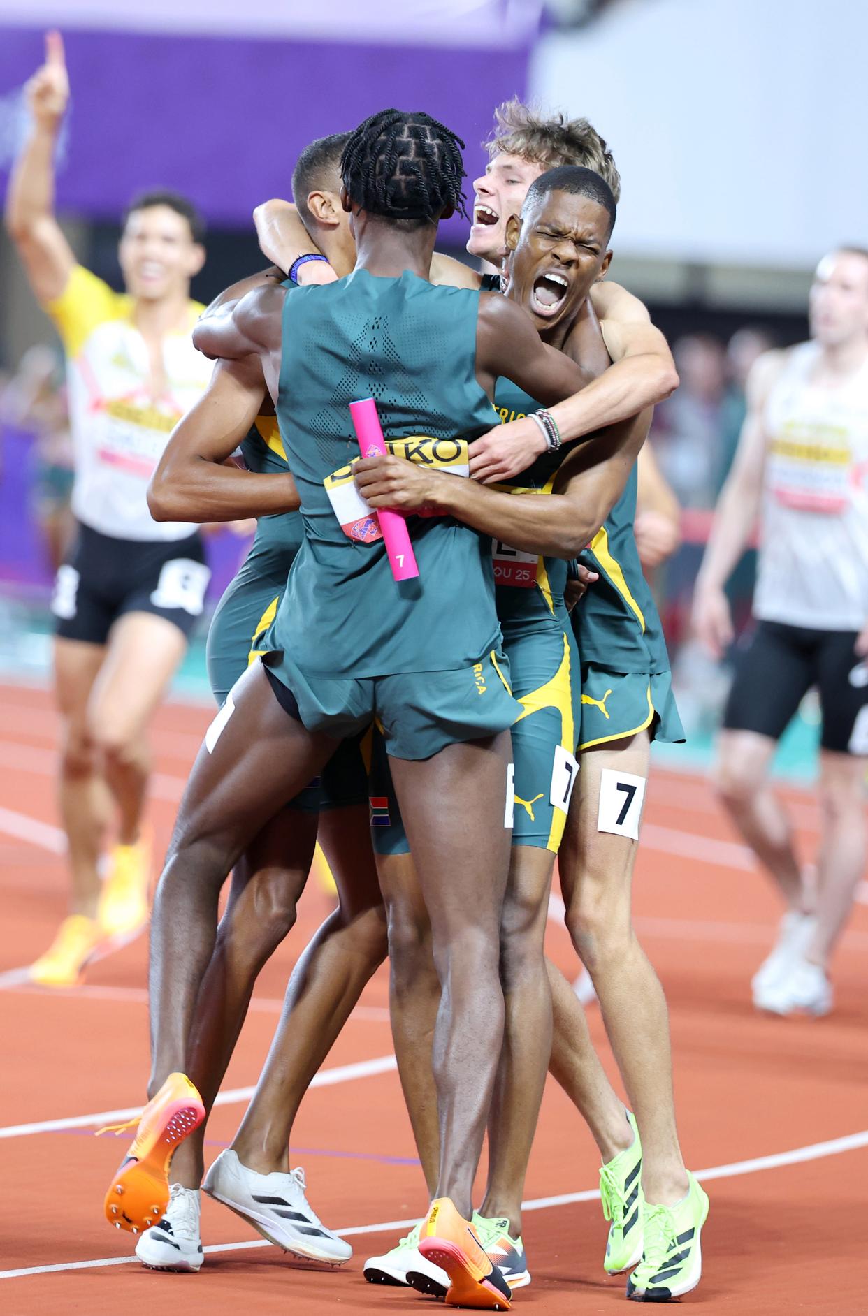 包含几内亚比绍选手在田径比赛中获得突破的词条