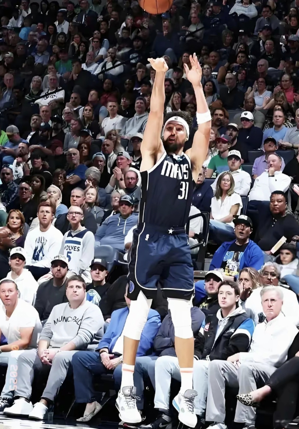 火箭力克独行侠，继续紧追西部第一的简单介绍